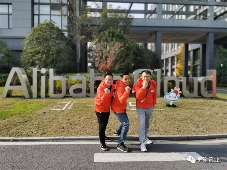 ▲寬裕三劍俠，居中為黃總